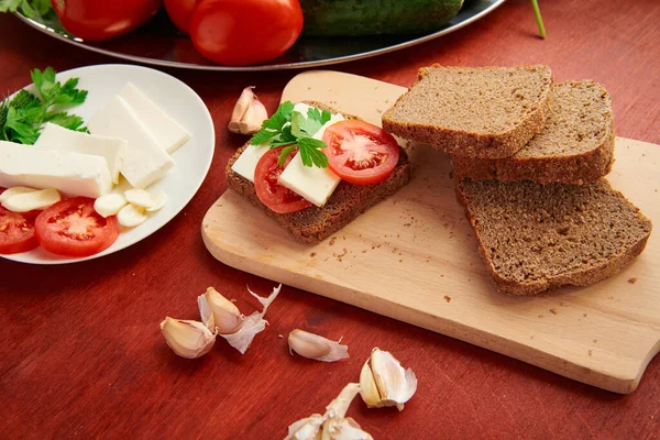 Zdravé Jídlo Čerstvý Chléb Sýr Feta Dřevěném Pozadí Rajčata Zelenina — Stock fotografie