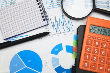 İş yeri masası kapanış - mali raporlar, analiz ve muhasebe, belgeler, tablolar ve grafikler, muhasebe tutmak için çeşitli öğeler, hesap makinesi