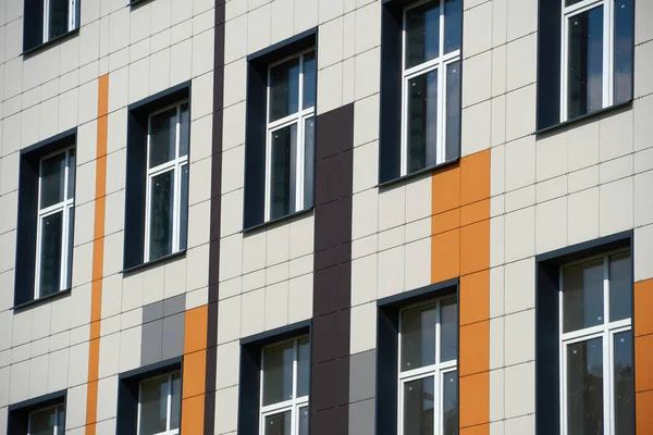 Parlak Güneşli Bir Günde Modern Bir Binanın Cephesi Yan Pencereler — Stok fotoğraf