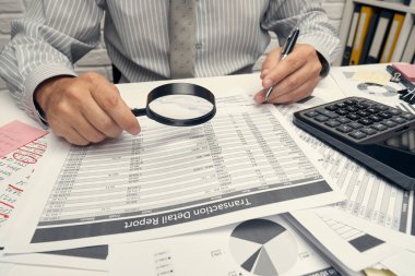 İş analizi ve muhasebe konsepti. Belge, hesap çizelgesi, hesap makinesi ve tablet bilgisayar kullanarak çalışan bir işadamı. Ofis masası kapanıyor..
