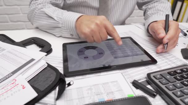 Analyse Entreprise Concept Comptable Homme Affaires Travaillant Avec Document Une — Video