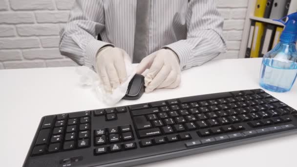 Conceito Limpeza Desinfecção Mesa Escritório Empresário Limpa Local Trabalho Teclado — Vídeo de Stock