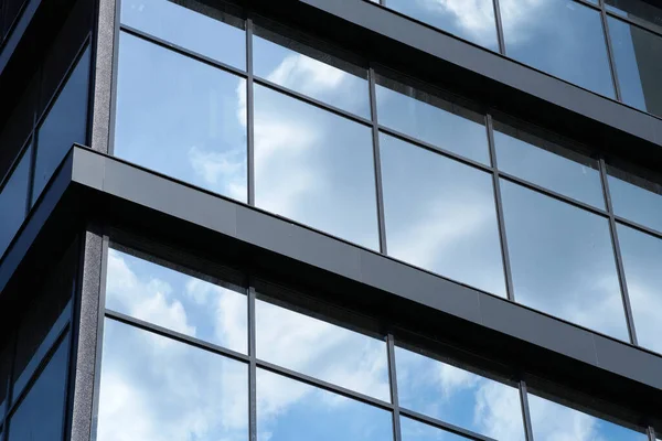 Fasada Nowoczesnego Budynku Jasny Słoneczny Dzień Błękitne Niebo Chmury Odbijające — Zdjęcie stockowe