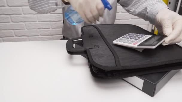 Conceito Limpeza Desinfecção Mesa Escritório Empresário Limpa Local Trabalho Teclado — Vídeo de Stock