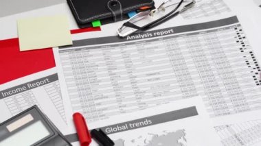 İş yerinin iş yeri çalışma masasının kapatılması - analiz ve muhasebe verileri ile finansal dağılmalar ve raporlar, belge seti, muhasebe tutmak için çeşitli öğeler