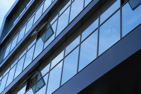 Parlak Güneşli Bir Günde Modern Bir Binanın Cephesi Mavi Gökyüzü — Stok fotoğraf