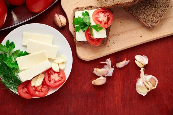 Hälsosam Mat Färskt Bröd Och Fetaost Träbakgrund Tomater Grönt Och — Stockfoto