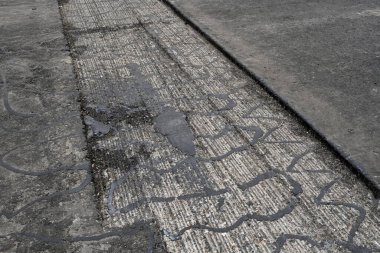 Asfalt yol yüzeyinin tamiri - eski katmanı kaldırmak ve tabanı yeni bir kaplama için hazırlamak