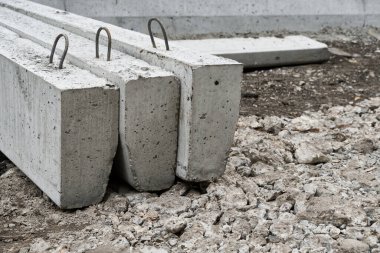 yol yapımı için yeni beton bloklar ve kaldırımlar