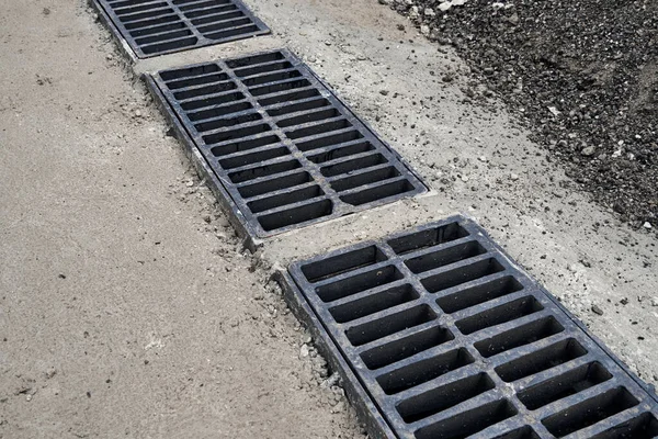 Nuova Griglia Dell Acqua Piovana Sulla Strada Sul Marciapiede Installazione — Foto Stock