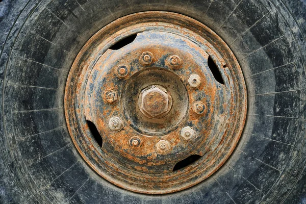 Arkaplan Olarak Eski Traktörün Büyük Tekerlek Yakın Görüntüsü — Stok fotoğraf