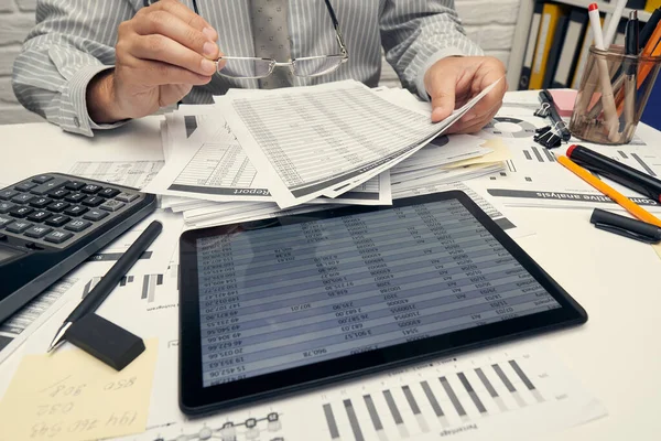 Geschäftsanalyse Und Buchhaltungskonzept Geschäftsmann Arbeitet Mit Dokument Tabellenkalkulation Taschenrechner Tablet — Stockfoto