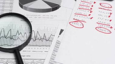İş yerinin iş yeri çalışma masasının kapatılması - analiz ve muhasebe verileri ile finansal dağılmalar ve raporlar, belge seti, muhasebe tutmak için çeşitli öğeler