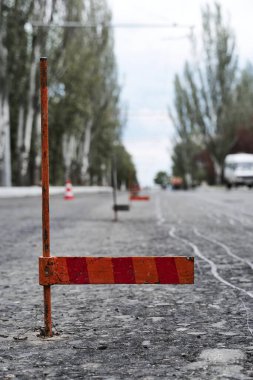 Yol yapımı ya da onarımı - yeni bir asfalt tabakası döşemek, artan doğruluk ve uyarı konisi seviyesini işaretlemek