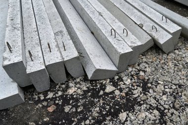 yol yapımı için yeni beton bloklar ve kaldırımlar