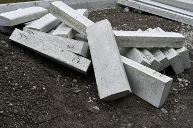 yol yapımı için yeni beton bloklar ve kaldırımlar