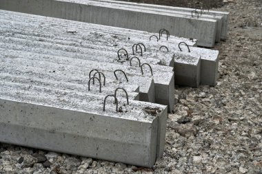 yol yapımı için yeni beton bloklar ve kaldırımlar