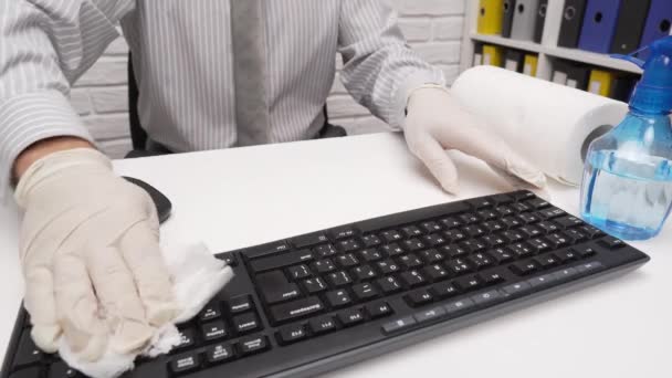 オフィスデスクの清掃または消毒の概念 ビジネスマンは職場 コンピュータキーボード ドキュメントフォルダをきれいにし スプレー銃の消毒剤 紙ナプキンを使用します — ストック動画