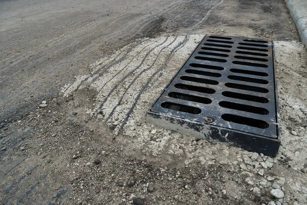 도로나 보도에 새로운 빗물이 콘크리트로 설치되어 폭우가 빼내는 — 스톡 사진