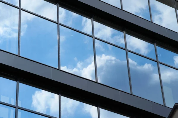 Fasada Nowoczesnego Budynku Jasny Słoneczny Dzień Błękitne Niebo Chmury Odbijające — Zdjęcie stockowe