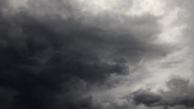 Yağmurdan önce karanlık ve fırtınalı bir gökyüzünün zaman geçişi