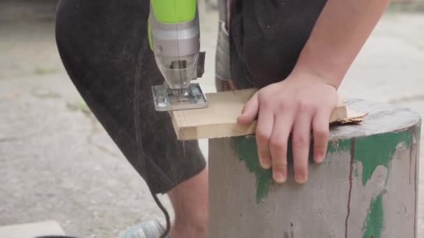 Usando Quebra Cabeça Para Serrar Tábuas Casa — Vídeo de Stock