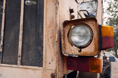 Eski traktör parçalarının far ve yakın görüntüsü