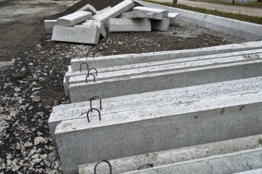 yol yapımı için yeni beton bloklar ve kaldırımlar