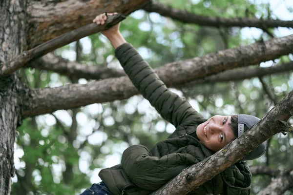 Nastolatek Pozuje Drzewie Leżąc Dużej Gałęzi Marząc — Zdjęcie stockowe