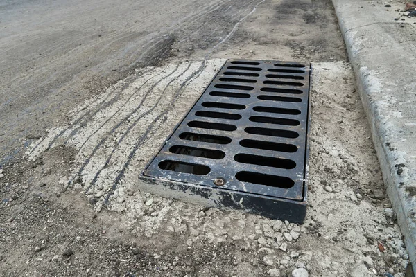 Nueva Rejilla Agua Lluvia Carretera Acera Instalación Hormigón Sistema Alcantarillado —  Fotos de Stock