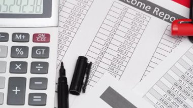 İş yerinin iş yeri çalışma masasının kapatılması - analiz ve muhasebe verileri ile finansal dağılmalar ve raporlar, belge seti, muhasebe tutmak için çeşitli öğeler