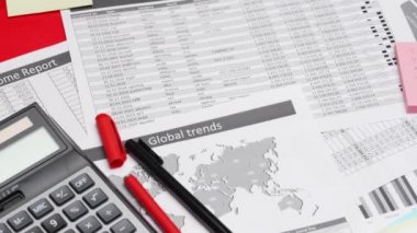 İş yerinin iş yeri çalışma masasının kapatılması - analiz ve muhasebe verileri ile finansal dağılmalar ve raporlar, belge seti, muhasebe tutmak için çeşitli öğeler