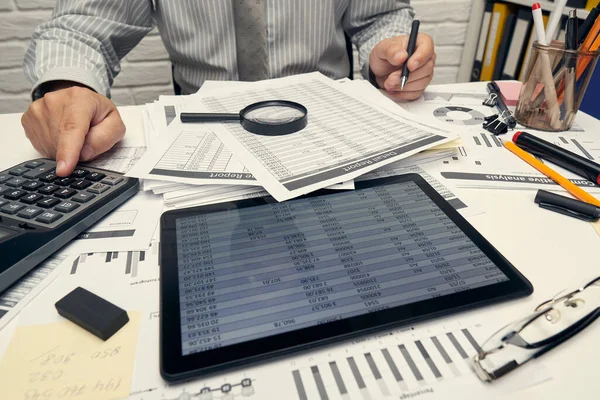 Geschäftsanalyse Und Buchhaltungskonzept Geschäftsmann Arbeitet Mit Dokument Tabellenkalkulation Taschenrechner Tablet — Stockfoto