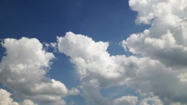 Gün boyunca parlak bir gökyüzünün zamanı, arka plan olarak güzel bulutlar