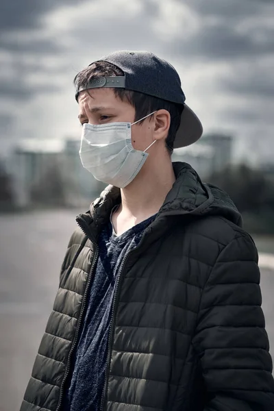 Tonårspojken Poserar Stadsgata Klädd Skyddande Ansiktsmask Begreppet Modernt Liv Och — Stockfoto