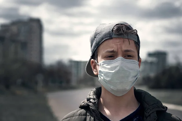 Tonårspojken Poserar Stadsgata Klädd Skyddande Ansiktsmask Begreppet Modernt Liv Och — Stockfoto