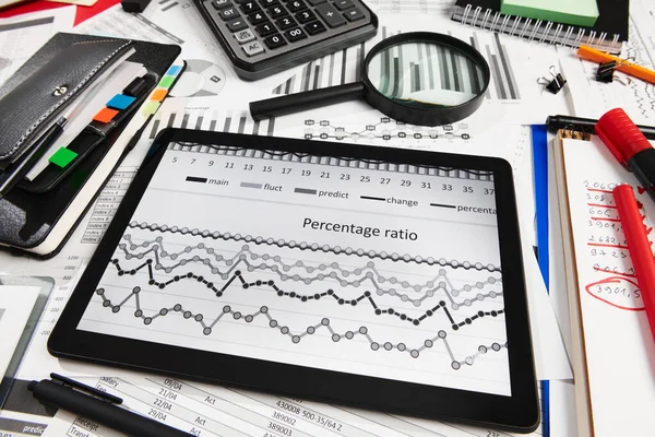 オフィスの従業員の机の上のビュー タブレットPcと財務報告書 分析と会計 テーブルとグラフ 本棚のための様々なオフィスアイテムで作業 — ストック写真