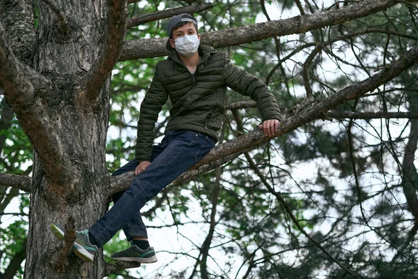 Έφηβος Αγόρι Θέτει Ένα Δέντρο Φορώντας Μια Προστατευτική Μάσκα Προσώπου — Φωτογραφία Αρχείου
