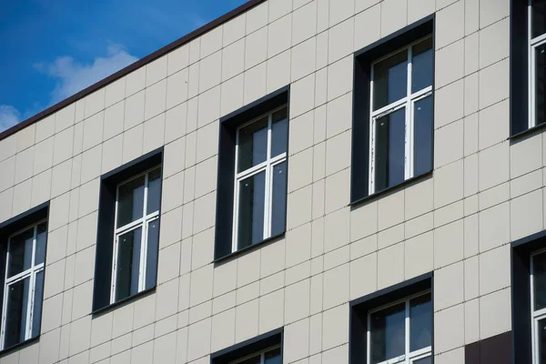 Fachada Edificio Moderno Día Soleado Brillante Revestimiento Ventanas Hermoso Exterior — Foto de Stock