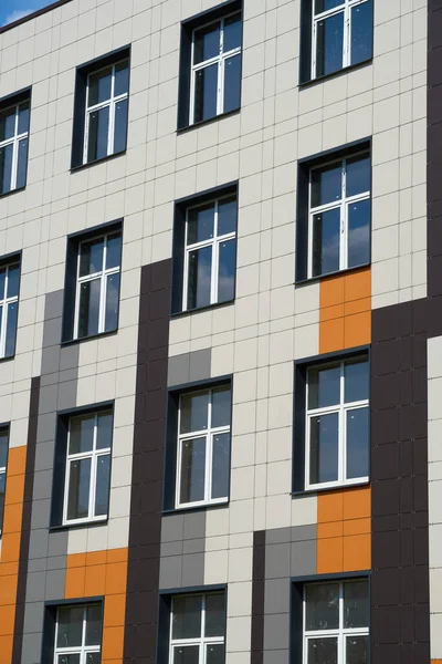 Fassade Eines Modernen Gebäudes Einem Hellen Sonnigen Tag Abstellgleis Und — Stockfoto