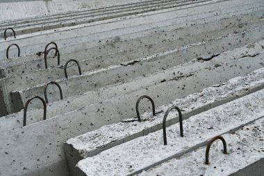 yol yapımı için yeni beton bloklar ve kaldırımlar