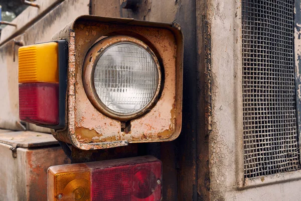 古いトラクター部品のヘッドライトと近くのビュー — ストック写真