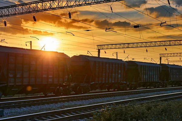 Ferrocarril Coches Una Hermosa Puesta Sol Cielo Dramático Luz Del — Foto de Stock