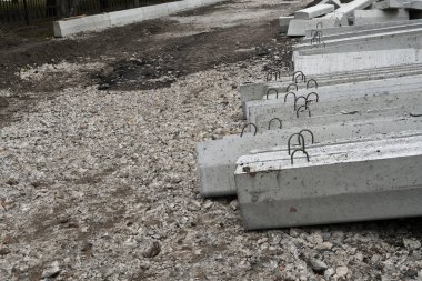 yol yapımı için yeni beton bloklar ve kaldırımlar