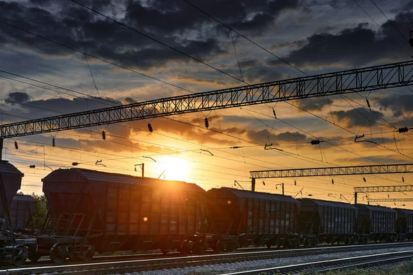 Ferrocarril Coches Una Hermosa Puesta Sol Cielo Dramático Luz Del — Foto de Stock