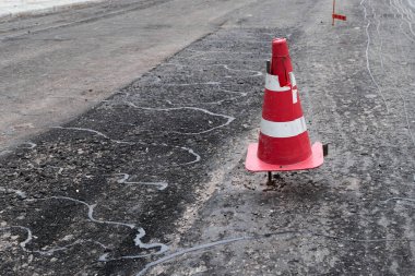 Yol yapımı ya da onarımı - yeni bir asfalt tabakası döşemek, artan doğruluk ve uyarı konisi seviyesini işaretlemek