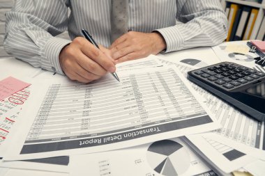 İş analizi ve muhasebe konsepti. Belge, hesap çizelgesi, hesap makinesi ve tablet bilgisayar kullanarak çalışan bir işadamı. Ofis masası kapanıyor..