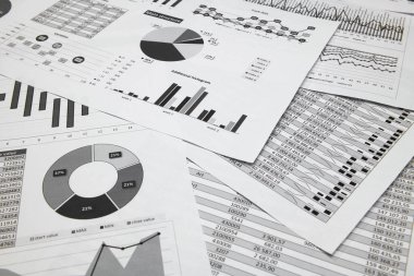 İş yeri masası kapanış - mali raporlar, analiz ve muhasebe, belgeler, tablolar ve grafikler, muhasebe tutmak için çeşitli öğeler, hesap makinesi