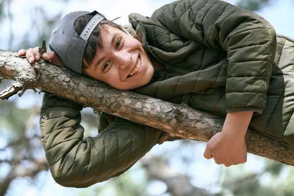 Nastolatek Pozuje Drzewie Leżąc Dużej Gałęzi Marząc — Zdjęcie stockowe