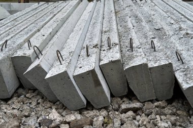 yol yapımı için yeni beton bloklar ve kaldırımlar